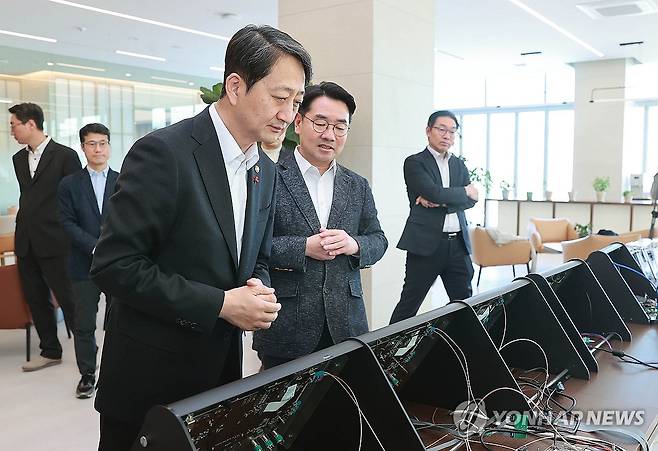 반도체 설계 전문기업 방문한 안덕근 장관 (서울=연합뉴스) 안덕근 산업통상자원부 장관이 16일 경기도 성남시 판교에 위치한 반도체 설계 전문기업 텔레칩스를 방문해 자동차 반도체 시연 장비 등 주요시설을 둘러보고 있다. 2024.1.16 [산업통상자원부 제공. 재판매 및 DB 금지] photo@yna.co.kr