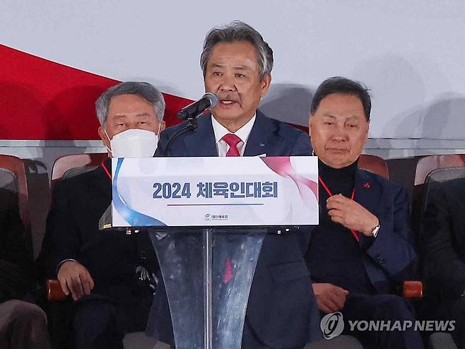 2024 대한민국 체육인대회 개회사하는 이기흥 회장 (서울=연합뉴스) 서대연 기자 = 이기흥 대한체육회 회장이 16일 오후 서울 송파구 올림픽공원 SK올림픽핸드볼경기장에서 열린 2024 대한민국 체육인대회에서 개회사를 하고 있다. 2024.1.16 dwise@yna.co.kr