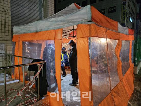 서울 양천구 신정네거리역 인근 ‘건설노동자 쉼터’에서 일용직 건설노동자들이 추위를 피하며 일거리를 기다리고 있다.(사진=김형환 기자)