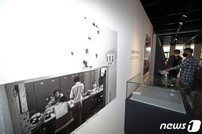 5·18민주화운동 42주년을 이틀 앞둔 16일 오후 광주 동구 옛 전남도청 별관 2층에서 열린 '옛 전남도청 탄흔' 특별전에 탄흔 사진이 전시돼 있다. 문체부 산하 옛전남도청복원추진단은 특별전을 통해 1980년 5월 계엄군의 전남도청 진압 시 탄흔과 탄두를 시민에게 공개했다. 2022.5.16/뉴스1 ⓒ News1 황희규 기자