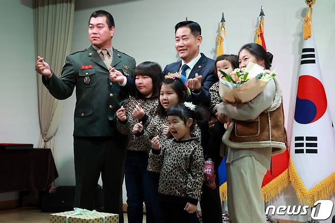 신원식 국방부 장관이 작년 1121일 서울 용산구 국방컨벤션에서 열린 다자녀 가족 초청 격려행사에서 맹준영 상사 가족과 함께 기념촬영을 하고 있다. (국방부 제공) 2023.11.21/뉴스1