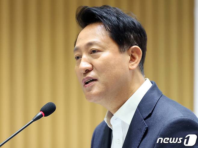 오세훈 서울시장이 17일 오전 서울시청에서 열린 '2024 출입기자단 신년 간담회'에서 취재진 질문에 답하고 있다. 2024.1.17/뉴스1 ⓒ News1 황기선 기자