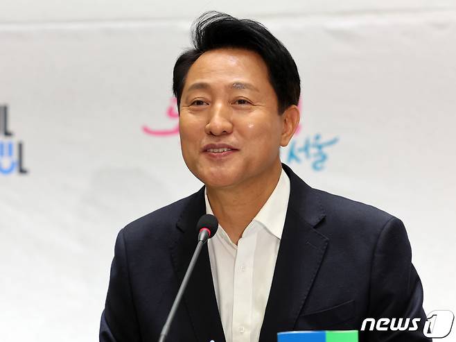 오세훈 서울시장이 17일 오전 서울시청에서 열린 '2024 출입기자단 신년 간담회'에서 취재진 질문에 답하고 있다. 2024.1.17/뉴스1 ⓒ News1 황기선 기자