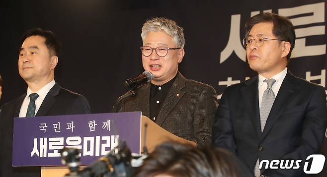 조응천 미래대연합 공동 창당준비위원장이 16일 오후 서울 동작구 서울여성플라자에서 열린 새로운미래(가칭) 창당발기인대회에서 축사를 하고 있다. 왼쪽부터 김종민 공동창당준비위원장, 조 위원장, 박원석 당창당준비위원장./뉴스1 ⓒ News1 임세영 기자