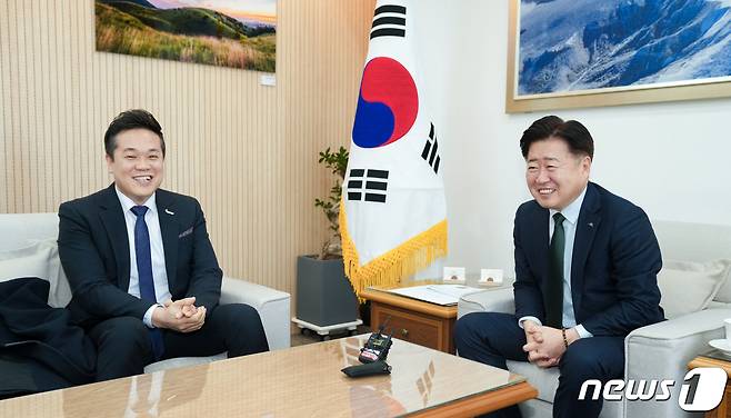 오영훈 제주지사(오른쪽)와 이성희 컨텍 대표가 17일 도청 집무실에서 면담을 갖고 있다.(제주도청 제공)/뉴스1