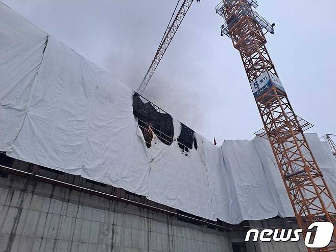 춘천 소양동 신축아파트 공사 현장 화재.(강원도소방본부 제공)