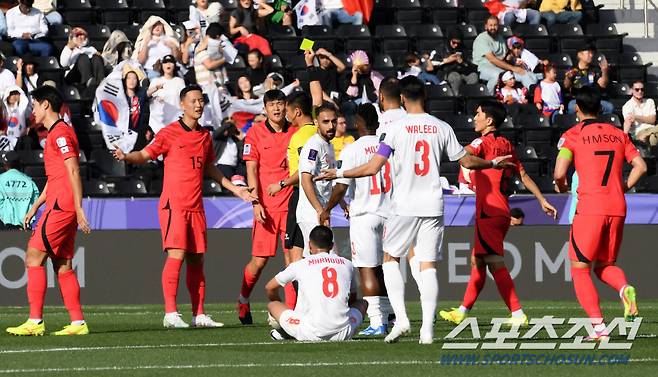 15일(현지시간) 카타르 도하 자심 빈 하마드 스타디움에서 열린 2023 아시아축구연맹(AFC) 카타르 아시안컵 대한민국과 바레인의 경기. 김민재가 옐로카드를 받고 있다. 도하(카타르)=박재만 기자 pjm@sportschosun.com/2023.01.15/