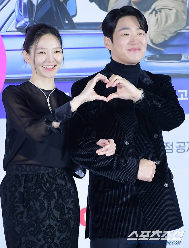 벌써 세 번째 호흡을 맞춘 이솜과 안재홍 이날은 함께 블랙으로 의상을 맞췄다.