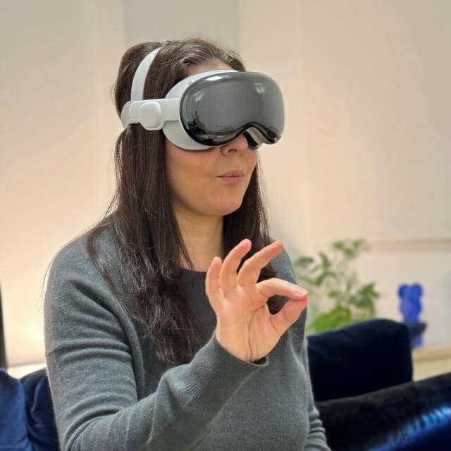 WSJ 조안나 스턴 기자가 애플 비전 프로를 체험하는 모습 (사진=조안나 스턴 엑스)