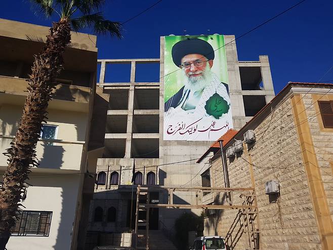 레바논 남부 헤즈볼라 영향권의 한 지역 주택가에 걸려있는 이란 최고지도자 알리 하메네이의 사진. /레바논=노석조 기자