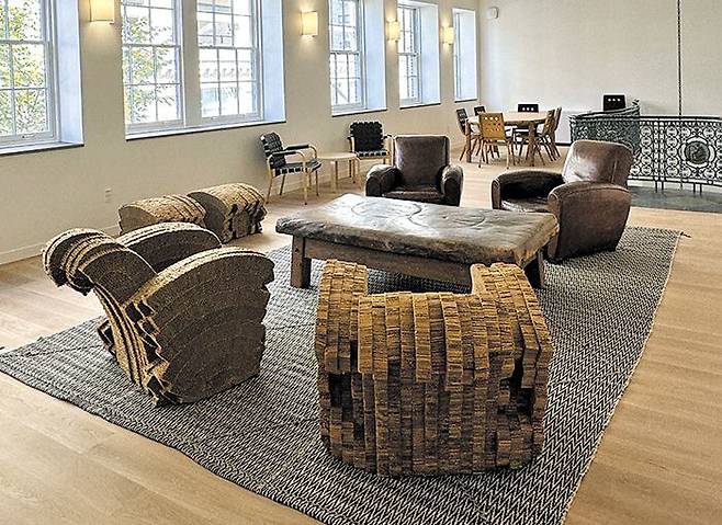 휘트니미술관의 프로그램이 진행될 로이 리히텐슈타인의 옛집 2층은 리히텐슈타인이 아내 도로시와 함께 거주한 공간이었다고 한다. 최근 찾은 이곳에는 두 사람이 함께 사용하던 소파가 그대로 놓여 있었다. /윤주헌 특파원