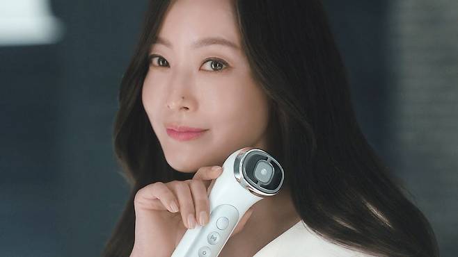 배우 김희선을 앞세운 에이지알 광고. /에이피알