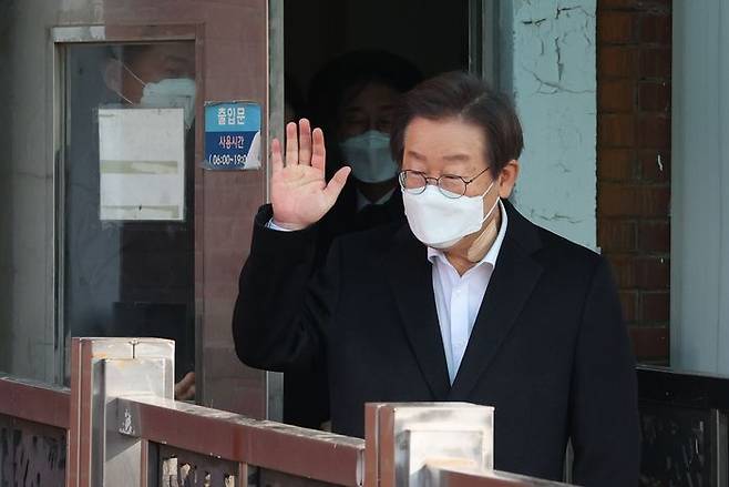 이재명 더불어민주당 대표가 지난 10일 서울 종로구 서울대학교병원에서 퇴원하며 지지자들에 인사하고 있다. ⓒ뉴시스