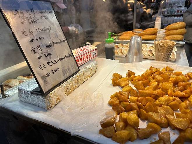 명동의 한 노점에서 고구마 맛탕이 6000원, 만두가 4000원, 호떡이 2000원에 판매되고 있었다.ⓒ데일리안 김하나 기자