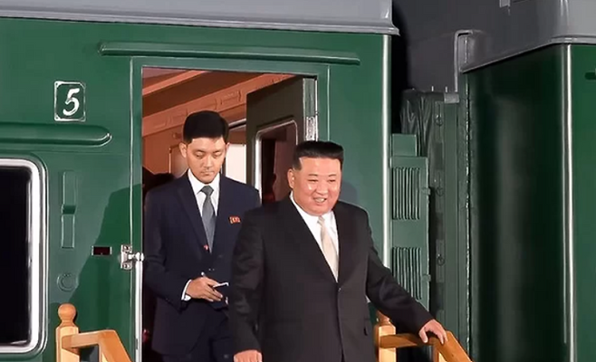 김정은 북한 국무위원장이 지난해 9월12일 블라디미르 푸틴 러시아 대통령을 만나기 위해 러시아 연해주 남단 하산역에 도착해 내리고 있다. ⓒAP/뉴시스
