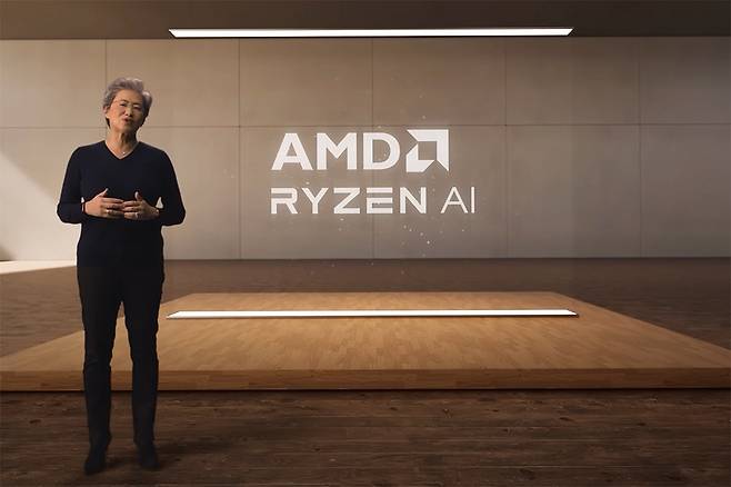 리사 수 AMD 최고경영자가 CES 2024에서 젠4 아키텍처에 AMD 라이젠 AI 엔진을 추가한 AMD 라이젠 8000G 시리즈 프로세서를 공개했다 / 출처=AMD
