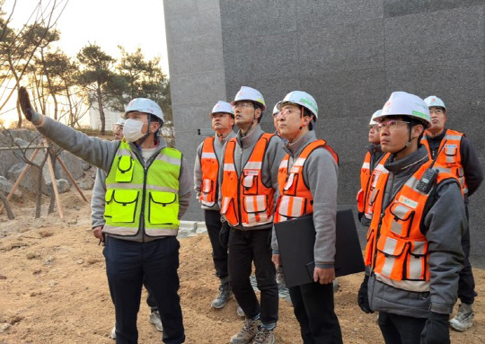 윤진오(왼쪽 첫번째) 동부건설 대표이사가 동절기 현장 안전점검을 실시하고 있다. 동부건설 제공.