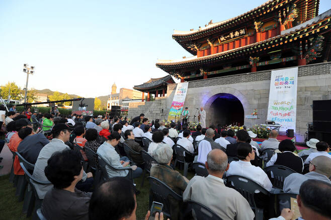 2017년 9월13일 오후 전북 전주 풍남문에서 세계종교문화축제가 열리고 있다. 연합뉴스