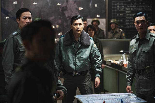 영화 '서울의 봄'에서 서울을 지키기 위해 고군분투하는 수도경비사령관 이태신을 연기한 배우 정우성. 플러스엠 엔터테인먼트 제공