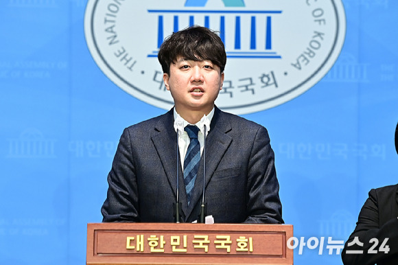 이준석 개혁신당 정강정책위원장이 지난 8일 오전 서울 여의도 국회 소통관에서 개혁신당 정강 정책 관련 기자회견을 하고 있다. [사진=곽영래 기자]