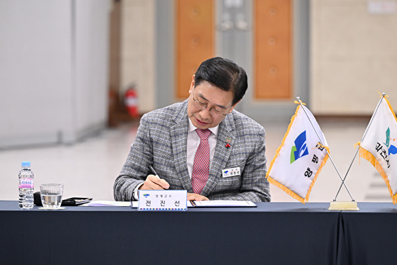 전진선 군수가 종합장사시설 공동 건립을 위한 양해각서에 사인을 하고 있다. [사진=양평군]