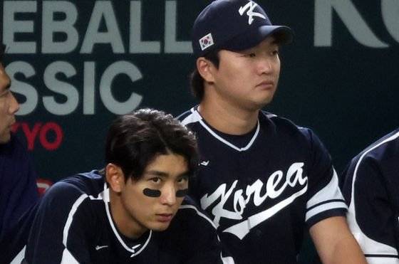 지난해 3월 10일 오후 일본 도쿄돔에서 열린 2023 월드베이스볼클래식(WBC) B조 1라운드 대한민국과 일본의 경기에서 대표팀 이정후와 고우석(오른쪽)이 굳은 표정으로 8회초 경기를 지켜보고 있는 모습. 뉴스1