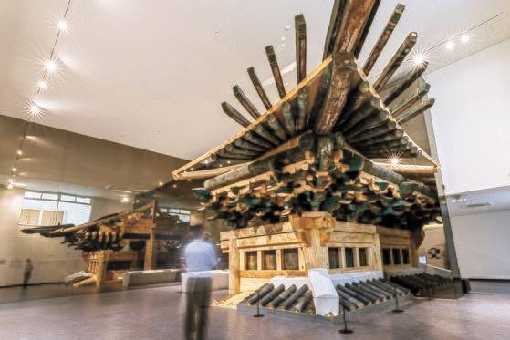 전통 건축물에 쓰인 부재와 재료를 한자리에 모은 전통건축부재보존센터 전시관에선 숭례문 화재 잔해를 재활용해 재현한 숭례문 상층 구조부를 만날 수 있다. 중앙포토