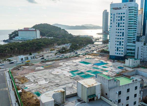 부산 해운대구 옛 그랜드호텔과 바로 옆 이비스 버젯 호텔 일대가 오피스텔 생활형숙박시설 호텔 등이 갖춰진 ‘해운대복합리조트’로 개발될 전망이다. 사진은 해당 부지 전경.  이원준 기자 windstorm@kookje.co.kr