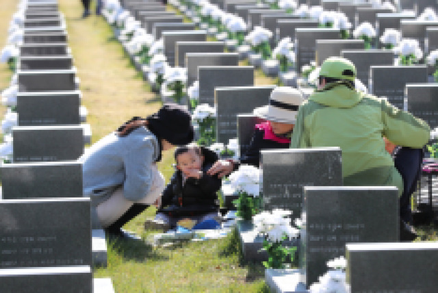 제주시 봉개동 제주4·3평화공원 내 행방불명인 표지석에 희생자 유족들이 찾아와 슬픔을 나누고 있다. 뉴시스