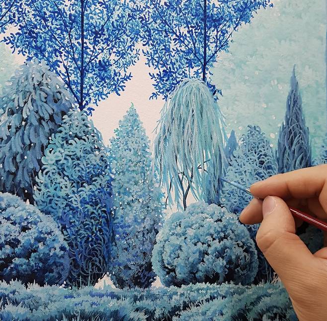 작가가 가는 붓으로 섬세하게 이파리를 표현하는 모습. [정영환 작가 제공]