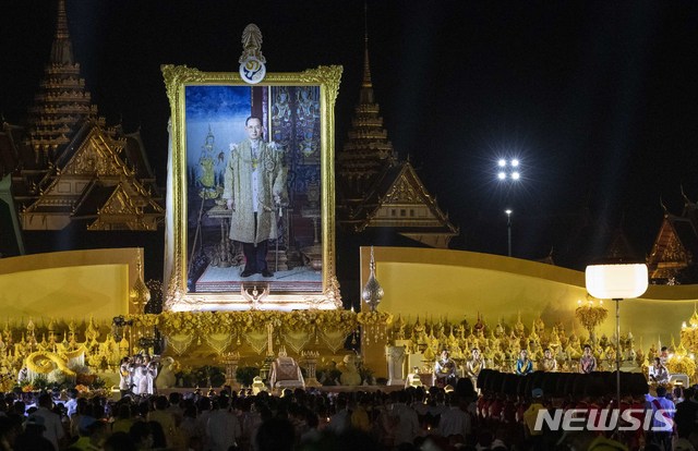 [방콕=AP/뉴시스] 16일(현지시간) SCMP에 따르면 왕궁 부지인 ‘사남루앙’에서 일광욕을 즐긴 관광객의 사진으로 인해 논란이 일었다. 사진은 2020년 12월 사남루앙에서 열린 마하 와치랄롱꼰 태국 국왕의 생일 기념식. 2024.01.17.