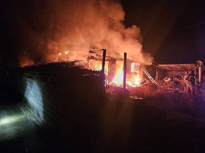 17일 오후 6시50분께 충북 보은군 삼승면 한 주택에서 불이 나 소방당국이 진화작업을 벌이고 있다. (사진=보은소방서 제공) *재판매 및 DB 금지