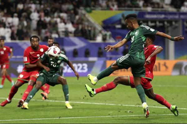 16일(현지시각) 카타르 도하 칼리파 인터네셔널 경기장에서 열린 아시아축구연맹(AFC) 2023 카타르 아시안컵 F조 조별예선 1차전 사우디아라비아와 오만의 경기, 후반 사우디 가리브가 슈팅을 하고 있다. 뉴시스