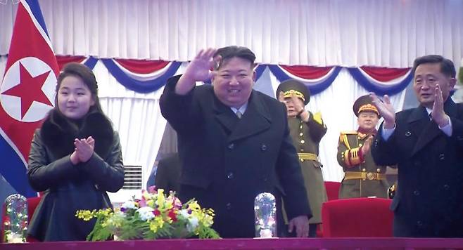 김정은 북한 노동당 총비서, 왼쪽은 딸 김주애. [뉴시스]