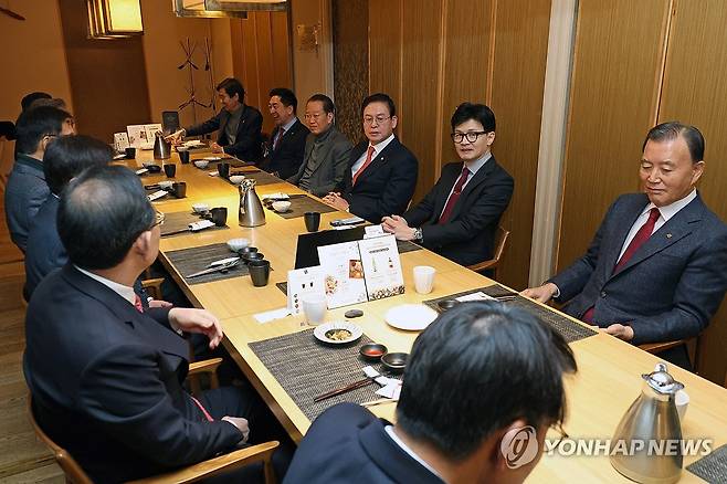 4선·5선 중진 의원들 만난 한동훈 비대위원장 (서울=연합뉴스) 이정훈 기자 = 국민의힘 한동훈 비상대책위원장이 17일 오후 서울 여의도 한식당에서 4선·5선 중진 의원들과 오찬 간담회를 하고 있다. 2024.1.17 [공동취재] uwg806@yna.co.kr