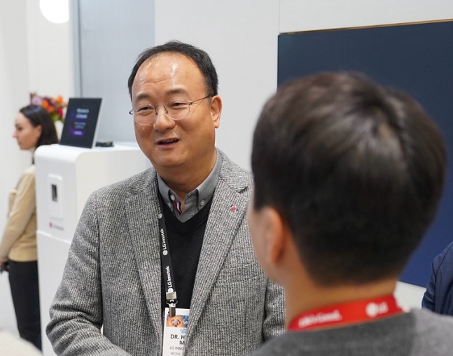 문혁수 LG이노텍 대표가 CES 2024에서 기자들과 만나 인터뷰하고 있다./사진=LG이노텍 제공