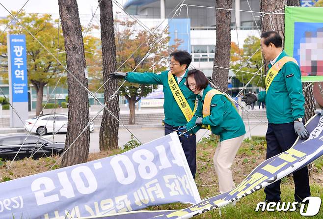 강기정 광주시장이 지난해 10월13일 오후 북구 광주역 광장에서 열린 '깨끗한 거리 조성을 위한 현수막 정비 캠페인'에 참석해 광장 소나무에 걸려 있는 현수막을 철거하고 있다.(광주시 제공)2023.10.13/뉴스1