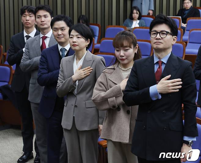 한동훈 국민의힘 비상대책위원장이 18일 서울 여의도 국회에서 열린 의원총회에서 국기에 경례를 하고 있다. 2024.1.18/뉴스1 ⓒ News1 송원영 기자