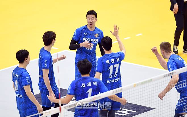 한국전력 신영석(가운데)이 18일 의정부체육관에서 열린 2023-2024 V리그 남자부 KB손해보험과 경기에서 자신의 서브가 네트에 맞고 득점으로 이어지자 어리둥절해하며 동료들과 함께 기뻐하고 있다. 2024. 1. 18. 의정부 | 박진업 기자 upandup@sportsseoul.com