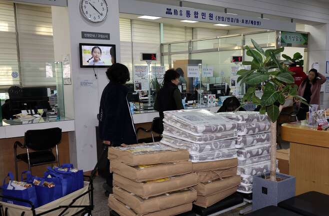 18일 오전 서울 양천구 신정3동 주민센터에서 직원들이 전기요, 담요 등 주민들에게 빌려줄 물품을 정리하고 있다. /뉴스1