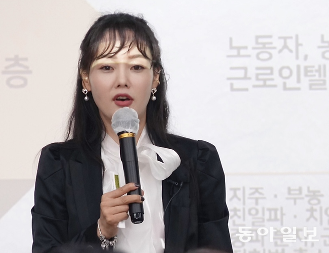 정 씨는 전국을 누비며 활발한 강연활동도 진행한다. 지난해 삼성생명 직원들을 대상으로 북한 관련 강연을 진행하고 있는 모습.