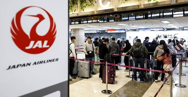 지난 1월 3일 서울 강서구 김포국제공항 국제선 출국장 카운터에서 일본으로 향하는 여행객들이 출국 수속을 하고 있다. 뉴시스