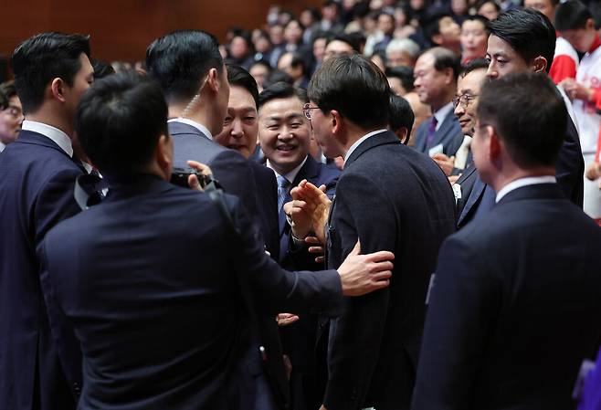 18일 오전 전북 전주 한국소리문화의전당에서 열린 전북특별자치도 출범식에 참석한 강성희 진보당 의원이 윤석열 대통령에게 악수하면서 발언을 하자, 대통령경호처 경호 요원들이 강 의원을 제지하고 있다. 대통령실사진기자단