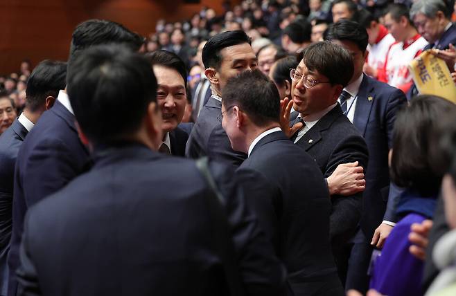 18일 오전 전북 전주 한국소리문화의전당에서 열린 전북특별자치도 출범식에 참석한 강성희 진보당 의원이 윤석열 대통령에게 악수하면서 발언을 하자, 대통령경호처 경호 요원들이 강 의원을 제지하고 있다. 대통령실사진기자단