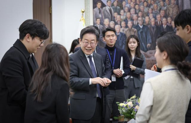 이재명 더불어민주당 대표가 18일 서울 여의도 국회에서 취재진과 비공개 차담회를 열고 있다. 지난 2일 피습당할 당시 부산 가덕도 현장에 동행했던 취재진을 대상으로 했다. 민주당 제공