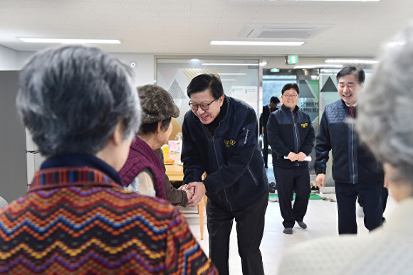 박형준 부산광역시장이 부산진구 안창커뮤니티센터를 방문해 어르신들에게 인사를 건네고 있다. [사진=부산광역시]