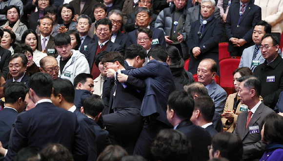 강성희 진보당 의원이 18일 전주 덕진구 한국소리문화의전당 모악당에서 열린 전북특별자치도 출범식에서 윤석열 대통령이 참석자들과 인사하는 동안 경호원들에게 끌려 나가고 있다. [사진=대통령실통신사진기자단]