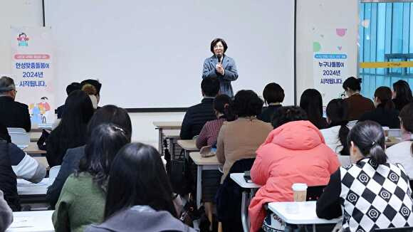 지난 17일 김보라 시장이 안성맞춤돌봄 사업설명을 하고 있다. [사진=안성시]