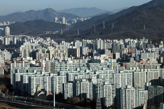 15일 오전 서울시 도봉구의 한 고층빌딩에서 노원구의 아파트 밀집 지역이 보이고 있다. 뉴스1