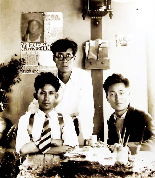 시인 이상(왼쪽)과 소설가 박태원(가운데), 시인 김소운이 찍은 기념 사진. 당대 유명 예술인인 이들은 매일같이 낙랑파라에 모여 문학과 미술을 논하곤 했다. /연합뉴스